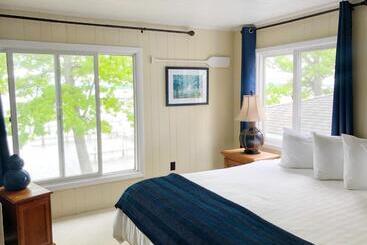 فندق صغير Churchill Pointe Inn