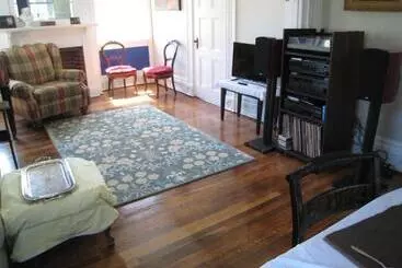 Higganum House B&b
