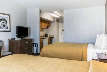 בית מלון כפרי Quality Inn & Suites University Airport