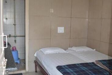 בית מלון כפרי Mourya Deluxe A/c Lodge