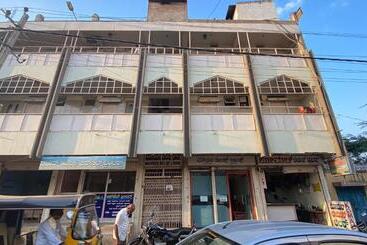 호텔 Mourya Deluxe A/c Lodge