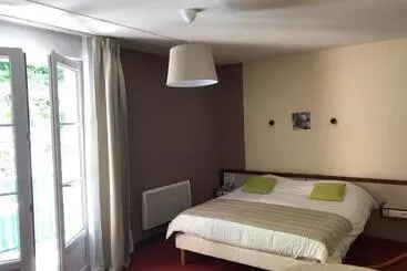 هتل Hôtel Et Studios D Orfeuil