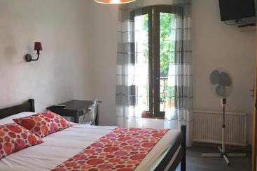 فندق Auberge De Rustréou