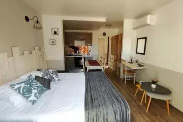 Hotelli Logis Le Nid Du Pont De Gau