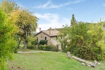 Cozy Cottage With Pool In Assisi