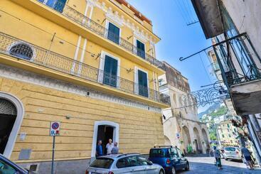 پانسیون Della Monica Rooms