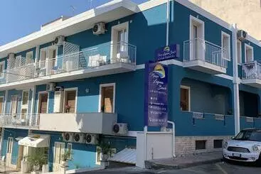 مسافرخانه Naxos Laguna Beach