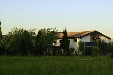 فندق ريفى Bio Agriturismo Tirtha