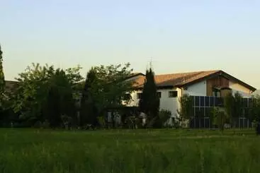 Maaseutuhotelli Bio Agriturismo Tirtha