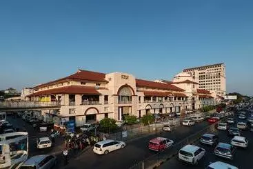 هتل Chatrium Royal Lake Yangon