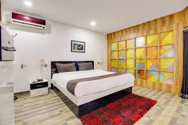 בית מלון כפרי Collection O 74171 Plaza Inn