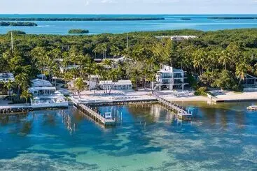 Pines & Palms Resort
