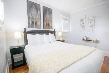 Hemingway House Bed And Breakfast