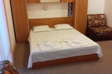 ペンション Adri Guest House