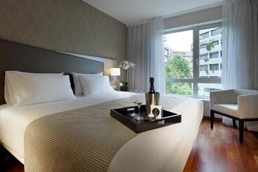 Отель Exe Zaragoza Wtc