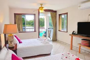 Lamanai Hotel & Marina