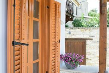 Thyone Uno Bal Cottage