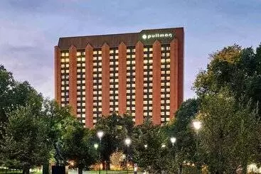 Отель Pullman Melbourne On The Park