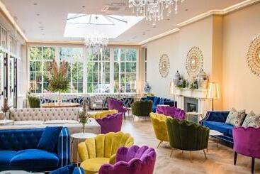 Cork S Vienna Woods Hotel & Villas