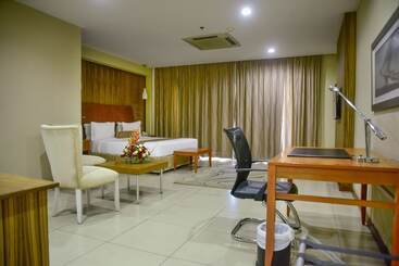 בית מלון כפרי Harbour View Suites