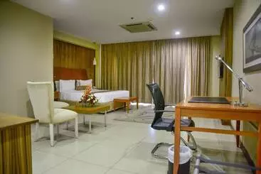 هتل Harbour View Suites