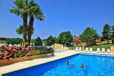 אתר נופש Combas Village De Gites