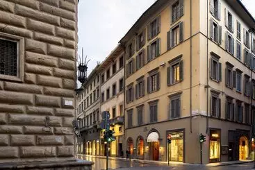 Hotel Room Mate Isabella