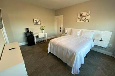 Twin Lakes Creamery, Grill & Inn