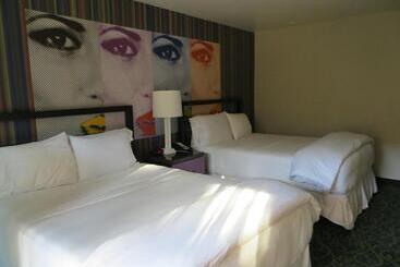 Otel 7 Springs Inn & Suites