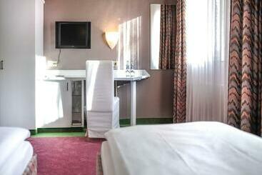 Airport Hotel By The New Yorker