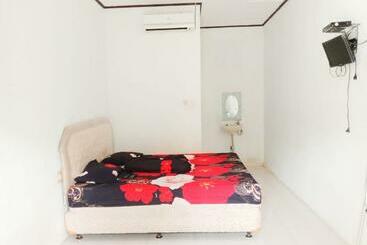 בית מלון כפרי Oyo 3303 Penginapan Putri Asih Sawarna