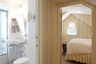 فندق The 1770 House Restaurant & Inn