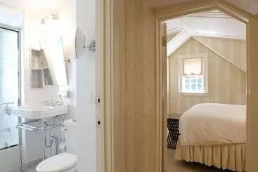 هتل The 1770 House Restaurant & Inn