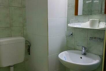 پانسیون Hostel Mignon Mamaia Private Rooms With Free Parking