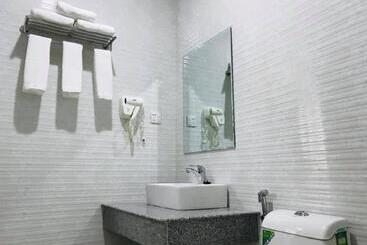 هتل Royal Peacock