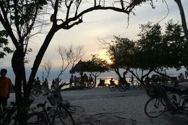 膳宿费 Pantai Karang