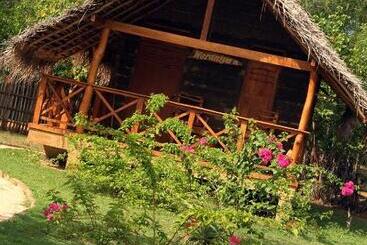 هتل Ganesh Garden Beach Cabanas