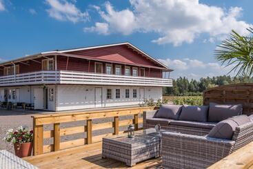 Tallbackens Gård & Vandrarhem   Hostel