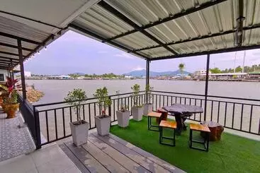 Hotelli Chaiyai River Front