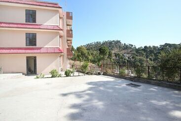 Hotel Oyo 12734 Home Valley View Studio Kasauli