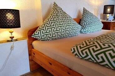 קוטג'' Idyllic Studio Near Forest