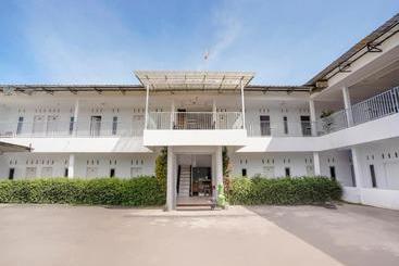 Hotel Oyo 90086 Pondok Tasyiq Guest House