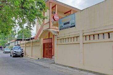 Otel Oyo 90029 Bwi Guest House