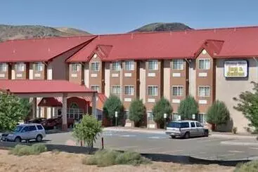 Hotelli Western Skies Inn & Suites