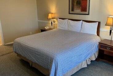 فندق Alpine Inn & Suites Rockford