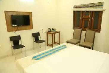 Hotel Aamantran At Fort Maheshwar