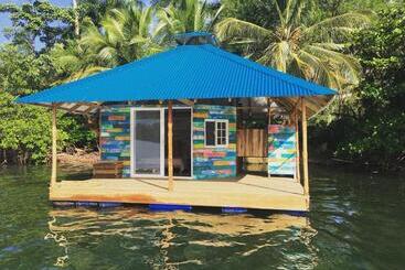 مبيت وإفطار El Toucan Loco Floating Lodges