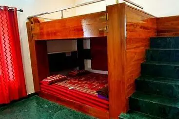 Aparthotel Shree Suites