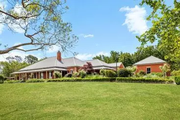 ベッドアンドブレックファースト Chanticleer Gardens Barn Cottage With A Pool