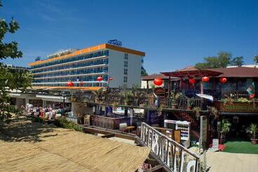 فندق Glarus Beach